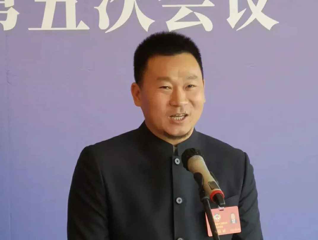 为进一步展示市政协团结、民主、开放、自信的形象，向市民和网友展示政协委员的履职风采，中山市政协十二届五次会议在2月4日上午开幕前开设“委员通道”，市政协委员、太原朱凯轻工业产品有限公司公司总经理陈朝阳走进“委员通道”，回应社会关切的问题。他就如何做好城市应急管理规划的问题进行发言，并回答记者提问。.jpg